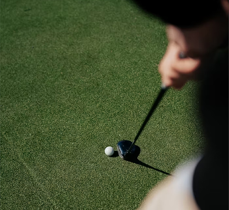 夜間照明付きのアプローチ練習場でのゴルフ練習