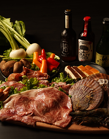 倉石牛のサーロインステーキ、青森のホタテ、かぶなどの豪華な食材と青森の酒やクラフトビールを用意したバーベキュー