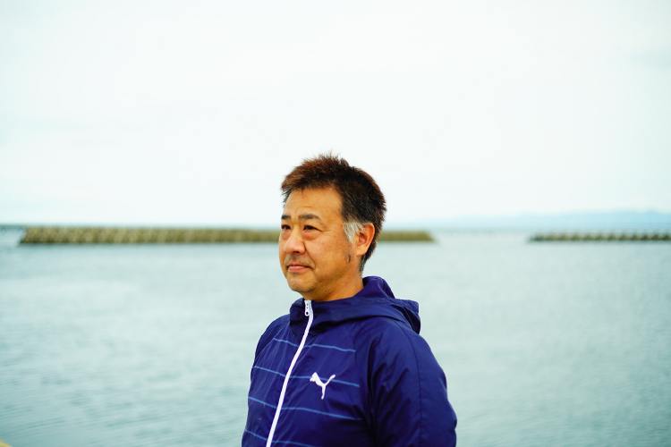 青森・陸奥湾でホタテを育てる生産者の角谷干城さん