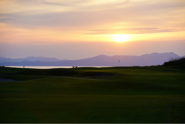 青森県・夏泊半島に位置する「夏泊ゴルフリンクス」は、本州最北端にあるゴルフ場。日本では数少ない「本格的リンクススタイル」を体感できます。