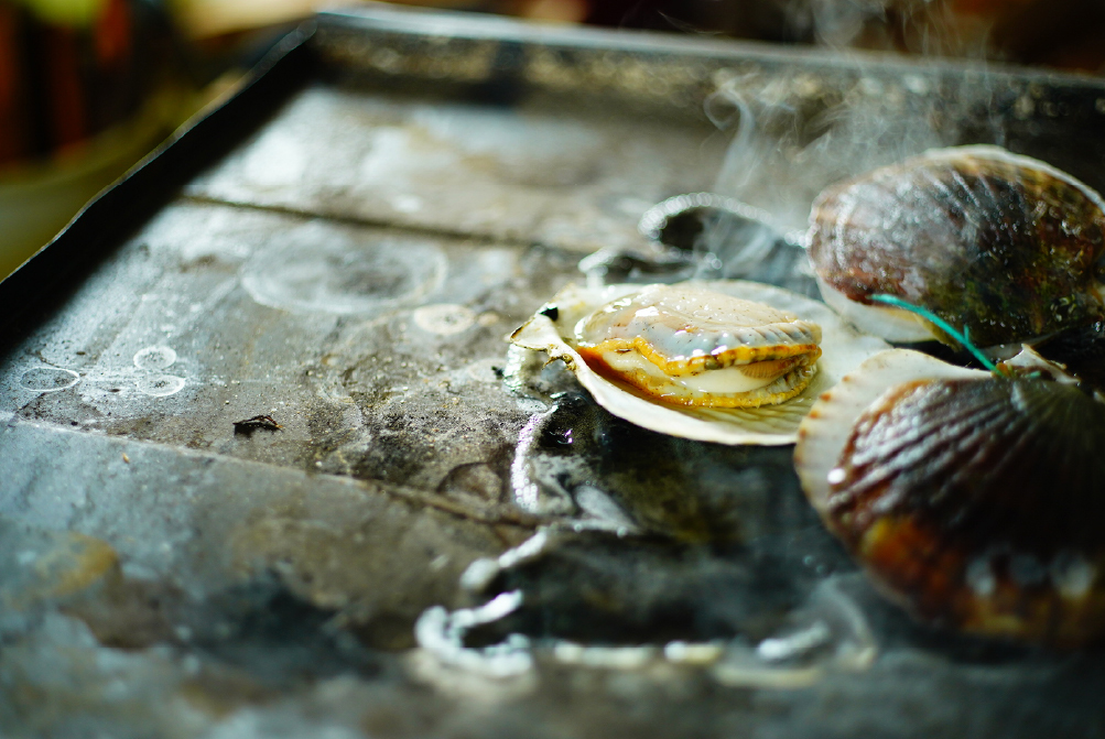 3年もの歳月をかけて、ゆっくりと育てられている陸奥湾のホタテ。八甲田山系や白神山系から流れ込むミネラル豊富な伏流水と、比較的穏やかな海流に守られながら、
じっくりと旨味を蓄える。