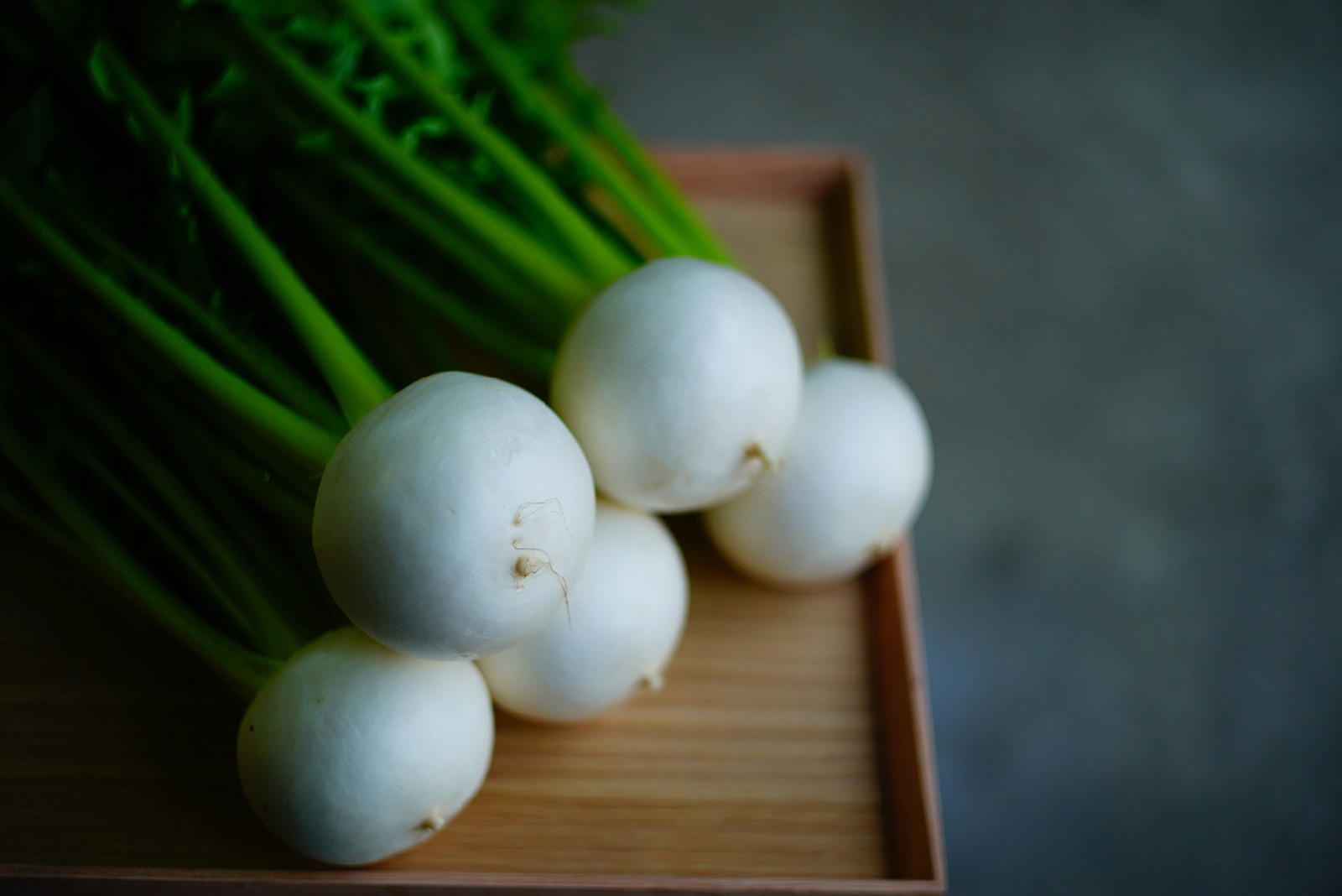 透明感のある白さに、つややかな肌。皮は手でむけるほど薄く、ナイフを入れると中からじゅわっと水分があふれ出す、野辺地町の特産「野辺地葉つきこかぶ」。やさしい甘みとみずみずしさで、“かぶ界のシャインマスカット”とも称される特別なかぶ。