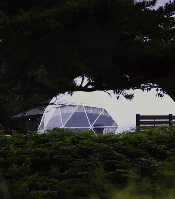 夏泊ゴルフリンクスのグリーンに囲まれた、青森陸奥湾を一望するドーム型テントのお部屋