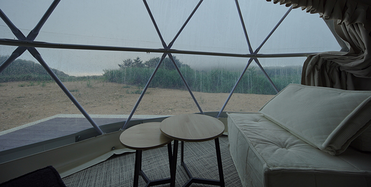 立地と眺望：青森陸奥湾と下北半島を一望するグランピング