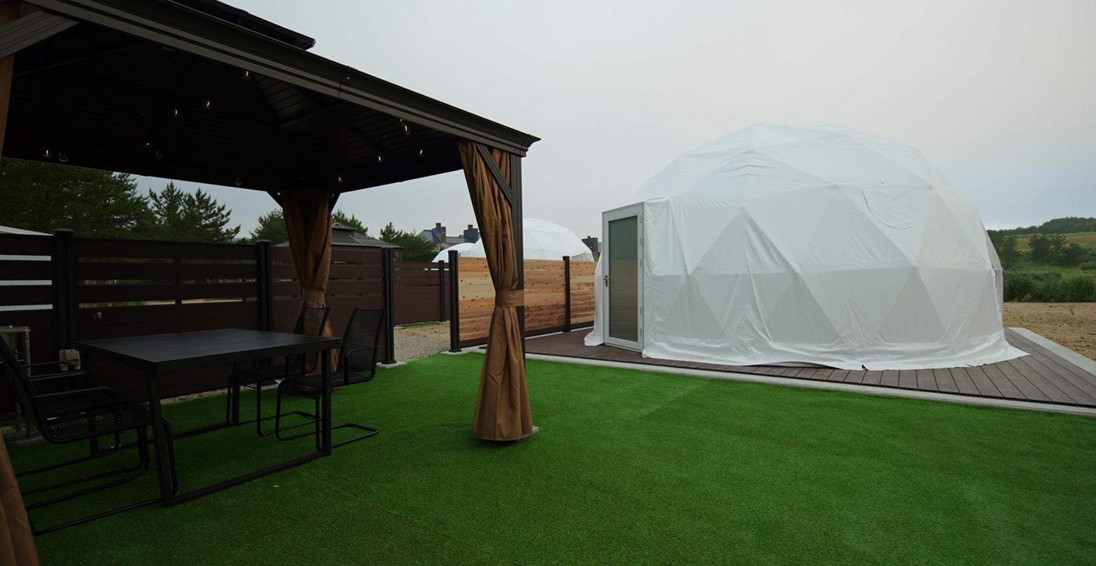 海を見ながら過ごせるグランピング客室内のリラックススペース